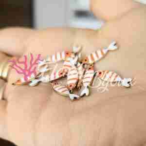 Ciondolo #275 Pesce Arancione Strisce Smaltato Acciaio 5x20 mm